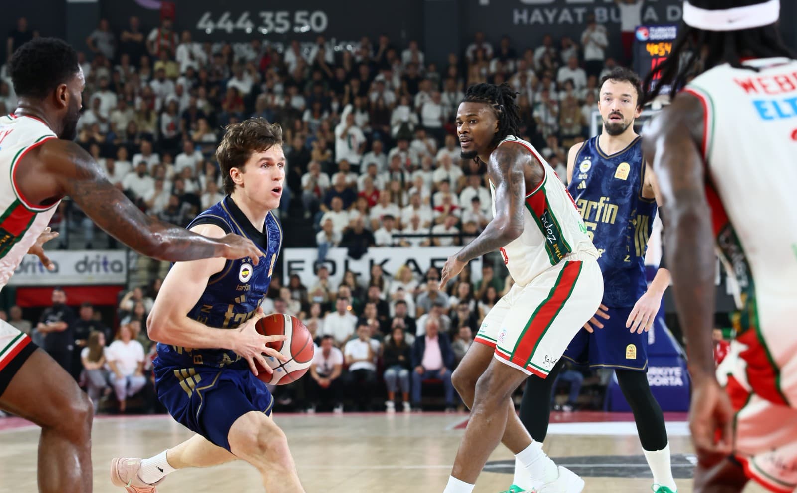 Deplasmanda Gövde Gösterisi: Fenerbahçe Tarfin Karşıyaka’yı Farklı Geçti