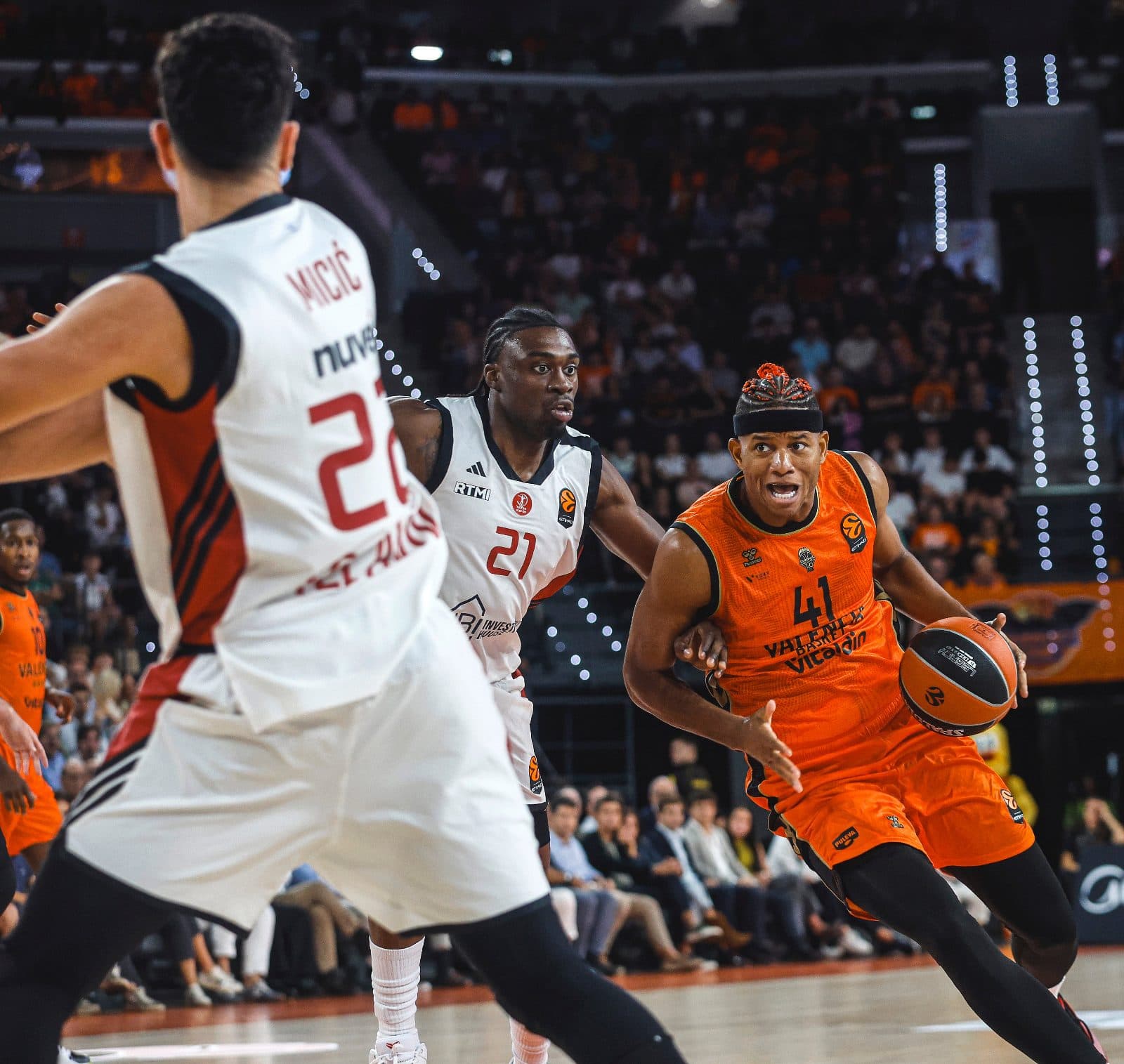 Valencia Hapoel'i Evinde Bombaladı : 93-82